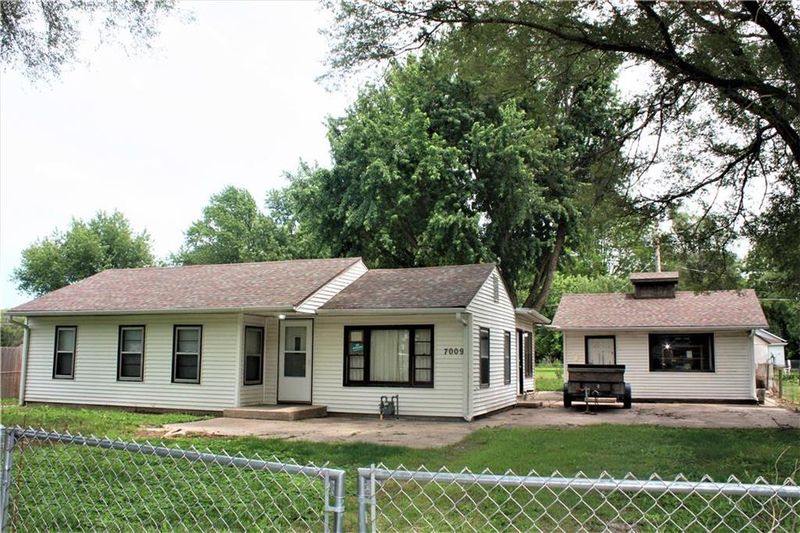 7009 Marie St, St Joseph, MO 64504