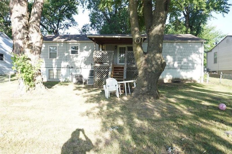 1207 N Farview Dr, Independence, MO 64056