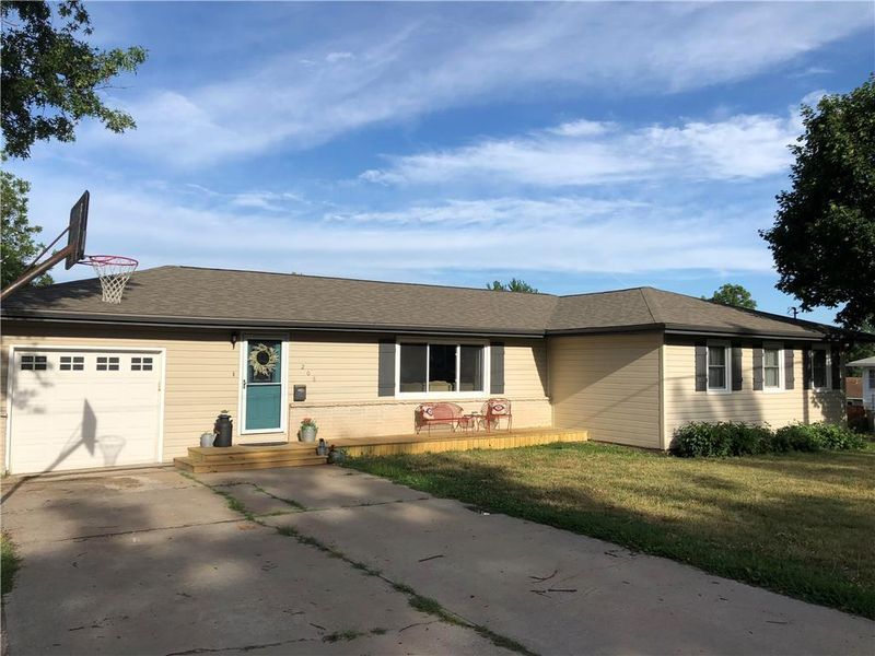 206 S 8th St, Odessa, MO 64076