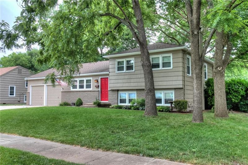 10409 Outlook Dr, Overland Park, KS 66207