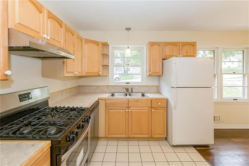 908 NE 83rd St, Kansas City, MO 64118