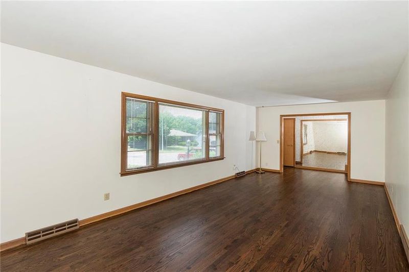 10729 Spruce Ave, Kansas City, MO 64137