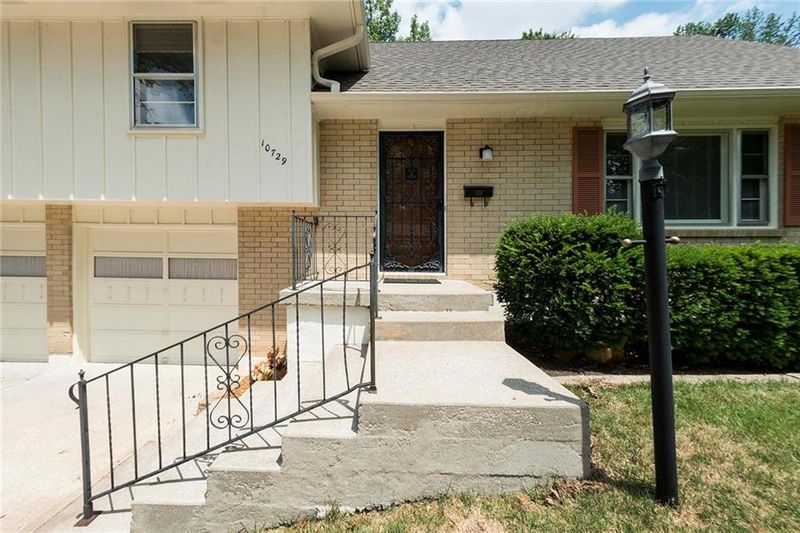 10729 Spruce Ave, Kansas City, MO 64137