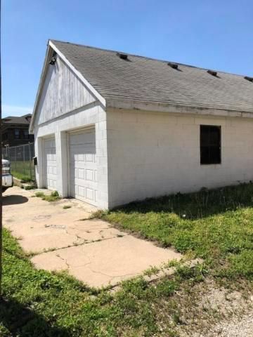 1525 S 9th St, St Joseph, MO 64503