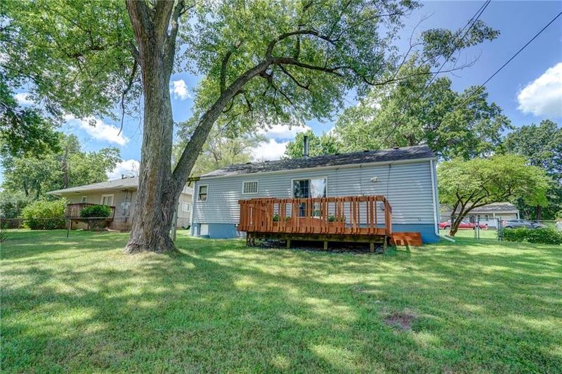 8115 Walmer Ln, Overland Park, KS 66204