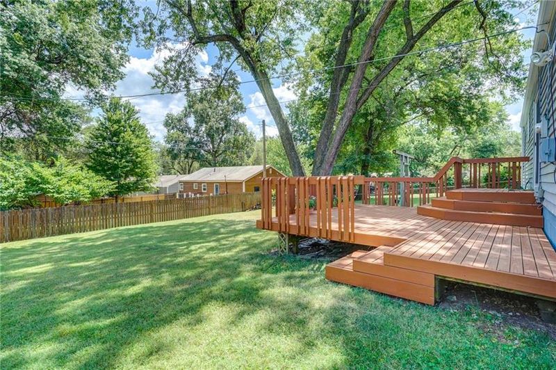 8115 Walmer Ln, Overland Park, KS 66204