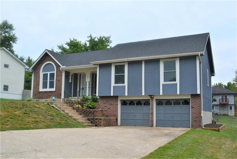 2401 E 109th Ter, Kansas City, MO 64131