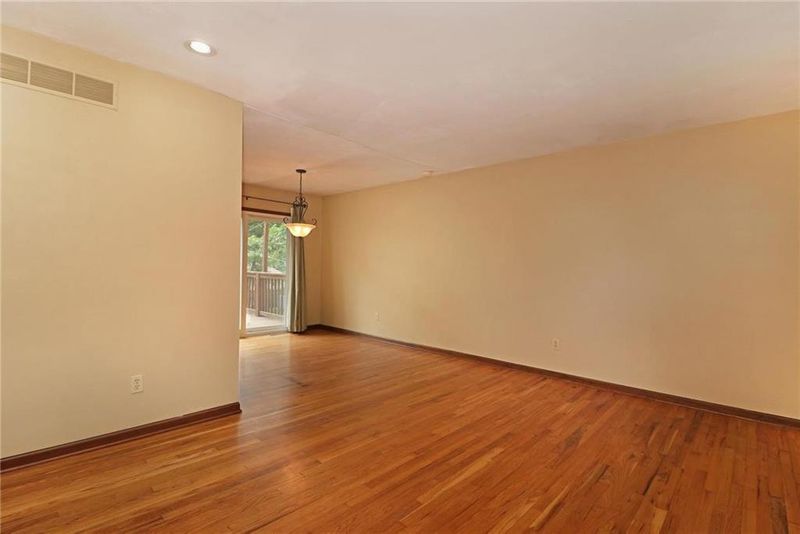 8713 Grandview St, Overland Park, KS 66212