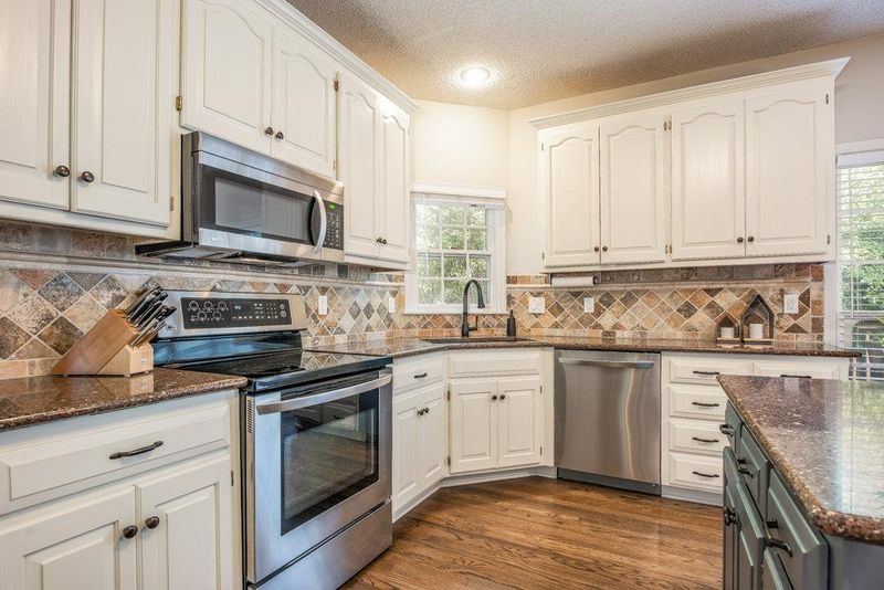 8202 W 144th St, Overland Park, KS 66223