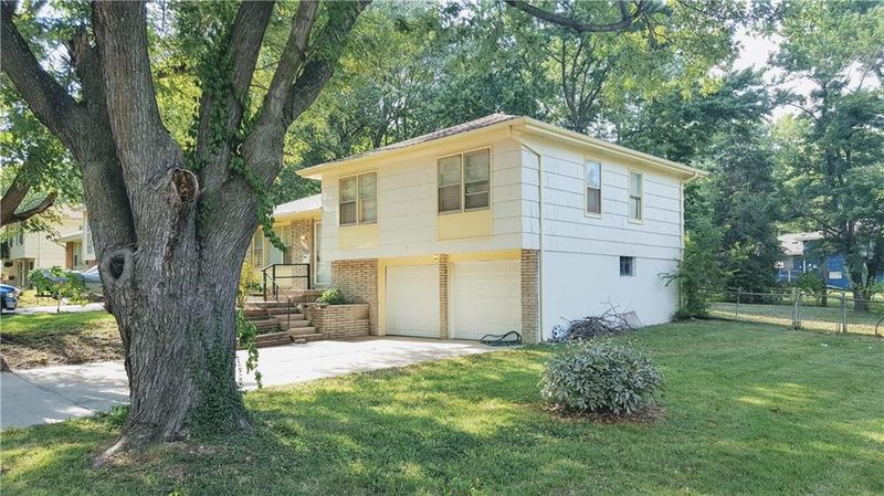 8108 E 93rd St, Kansas City, MO 64138