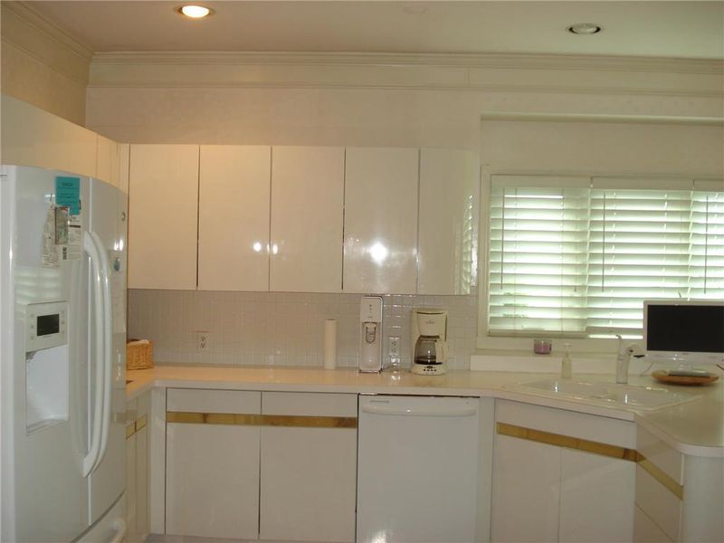 12207 Ash St, Overland Park, KS 66209