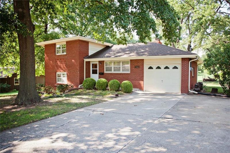 15700 E 25th St, Independence, MO 64055