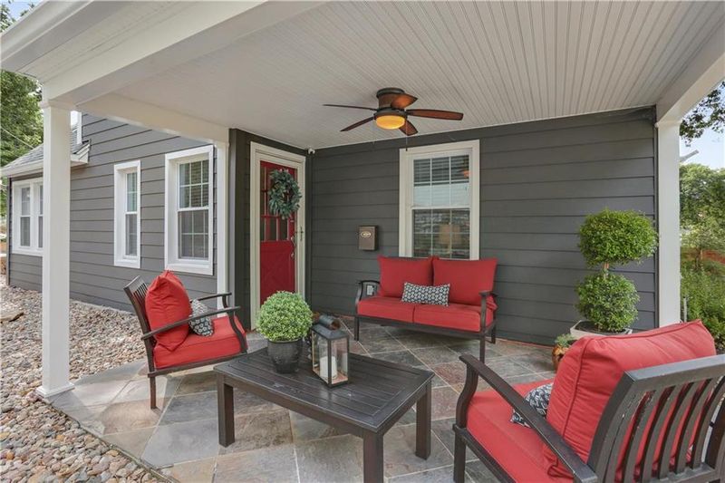 6830 Locust St, Kansas City, MO 64131
