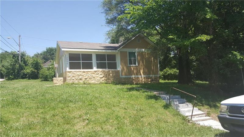 2000 E 82 St, Kansas City, MO 64132