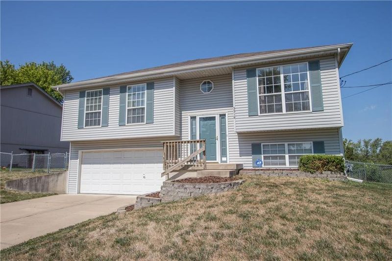 5518 NE Meadowbrook Rd, Kansas City, MO 64119