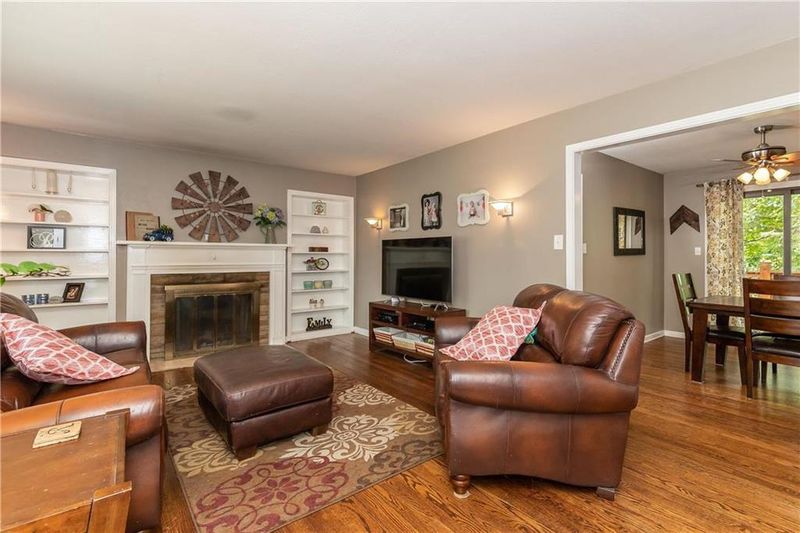8619 Craig Dr, Overland Park, KS 66212