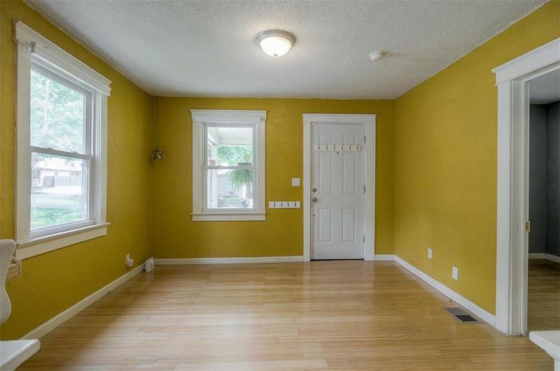 8028 Main St, Kansas City, MO 64114