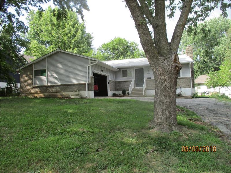 13002 E 40th St, Independence, MO 64055