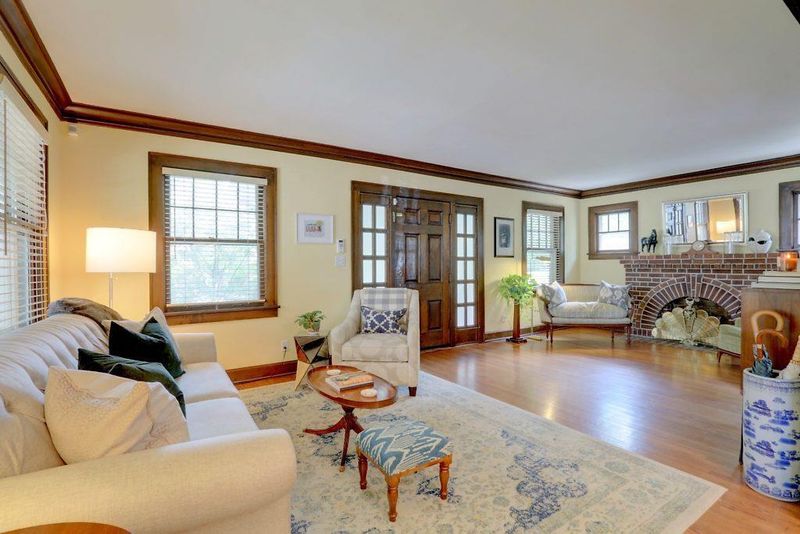 100 E 66 St, Kansas City, MO 64113
