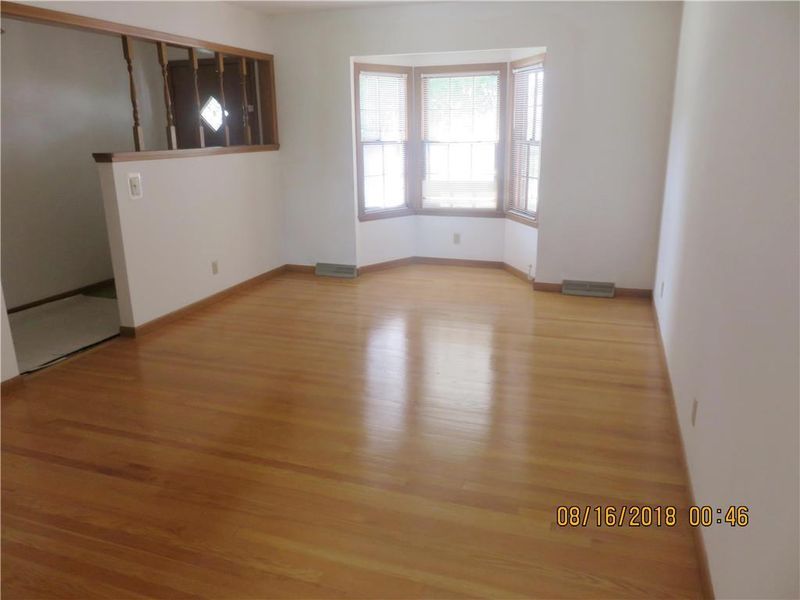 5713 N Adrian Ave, Kansas City, MO 64151