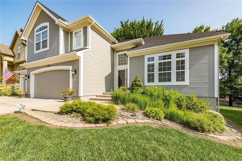 1810 NE 80th St, Kansas City, MO 64118