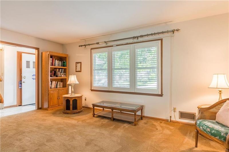 8430 W 90th St, Overland Park, KS 66212