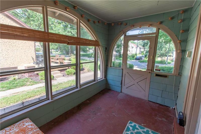 6412 Oak St, Kansas City, MO 64113