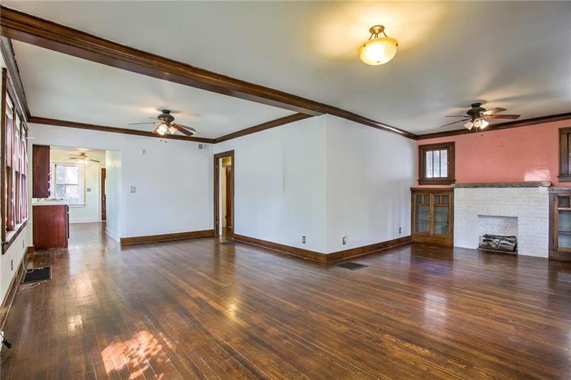 4110 Roanoke Rd, Kansas City, MO 64111