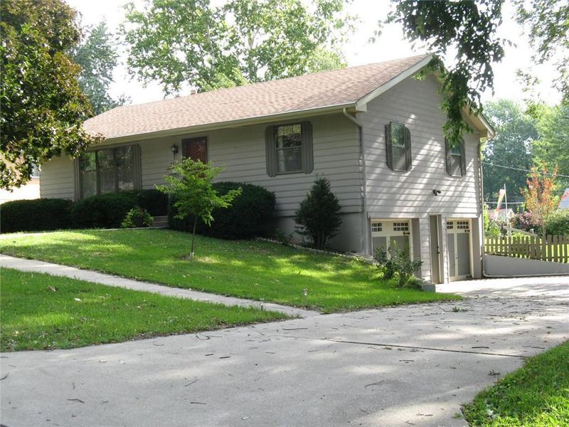 4833 Hedges Ave, Kansas City, MO 64133
