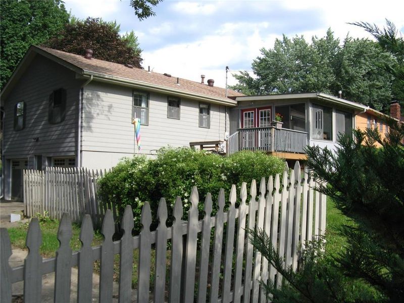 4833 Hedges Ave, Kansas City, MO 64133