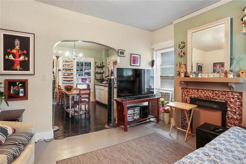 1647 Summit St, Kansas City, MO 64108