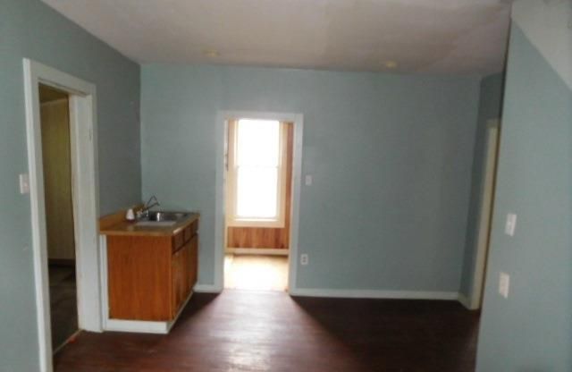 212 S 4th St, Edwardsville, KS 66111