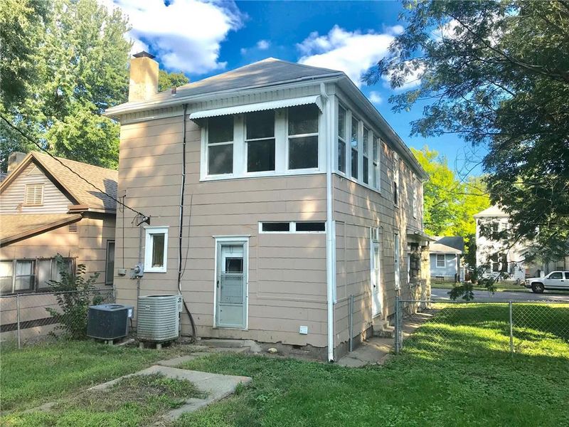 2014 Savannah Ave, St Joseph, MO 64505