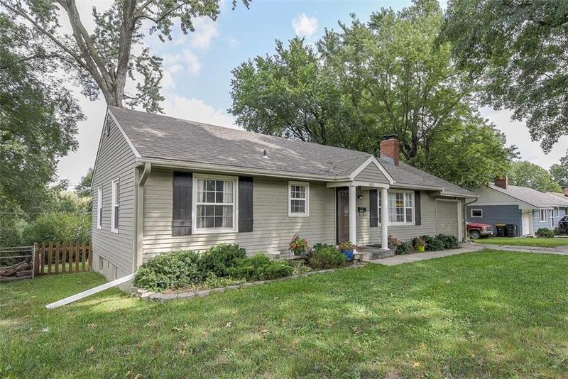 6822 W 73rd St, Overland Park, KS 66204