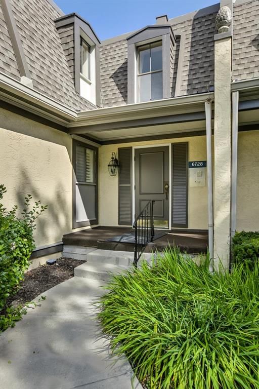 6728 W 109th St #E, Overland Park, KS 66211