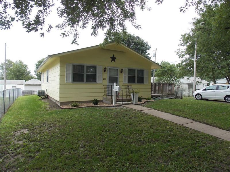 203 S 11th St, Hiawatha, KS 66434