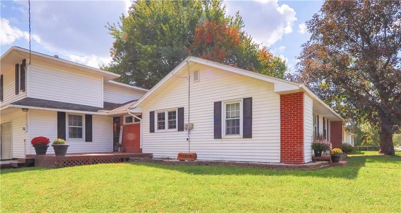 210 E Elm St, Hardin, MO 64085