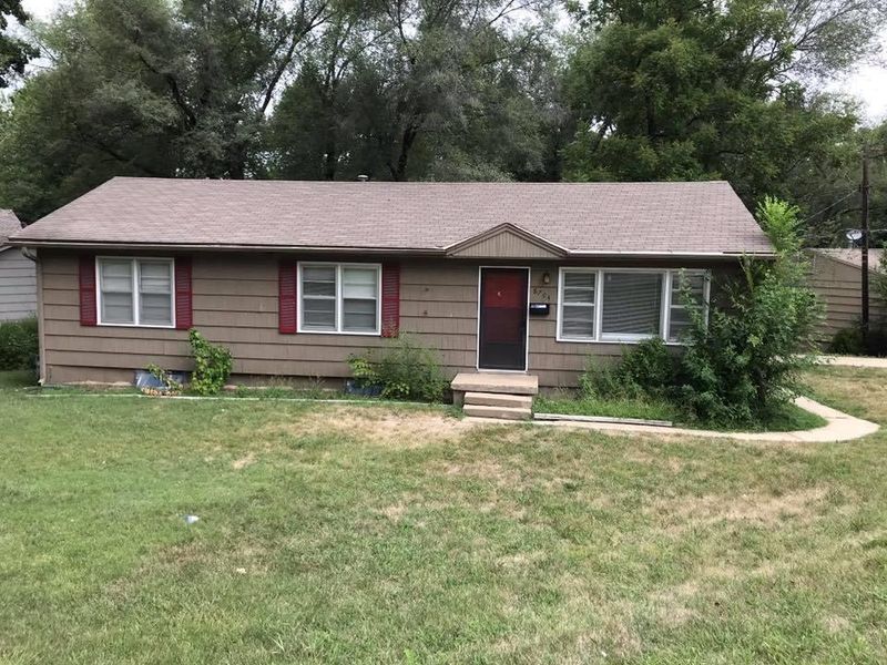 8704 W 70th Ter, Merriam, KS 66204