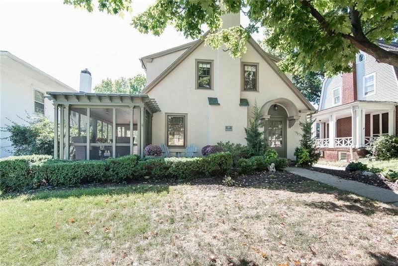 217 W 61 St, Kansas City, MO 64113