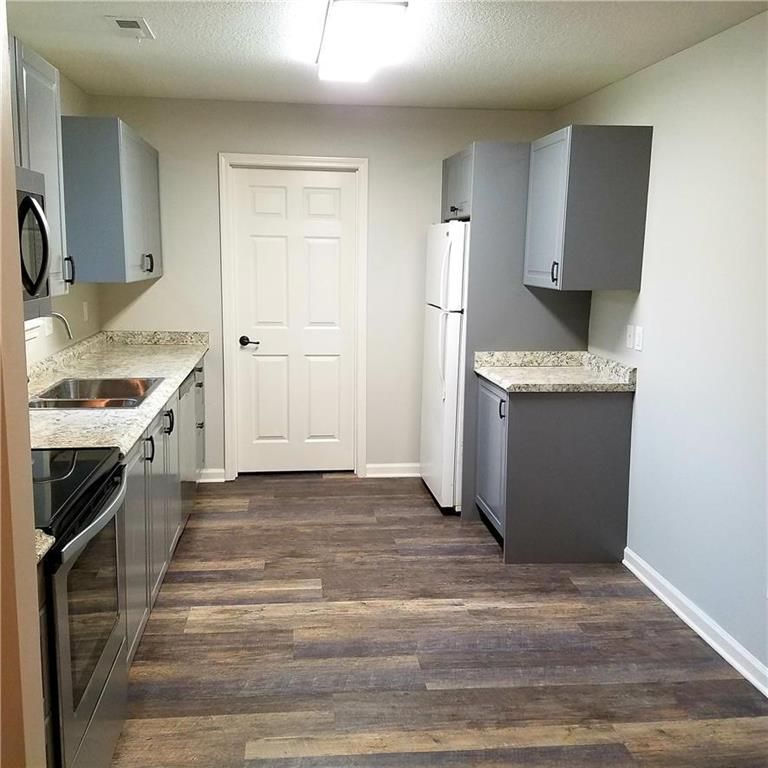 8211 Pence Rd, Pleasant Valley, MO 64068