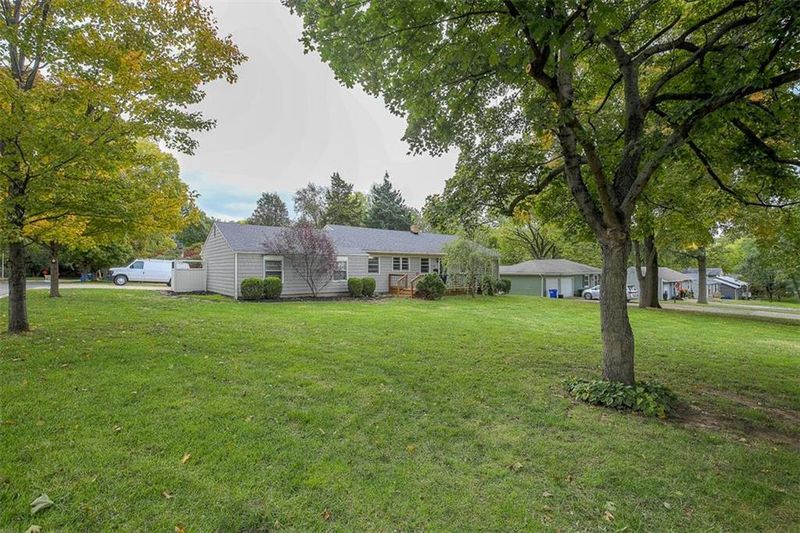 7701 Hemlock St, Overland Park, KS 66204
