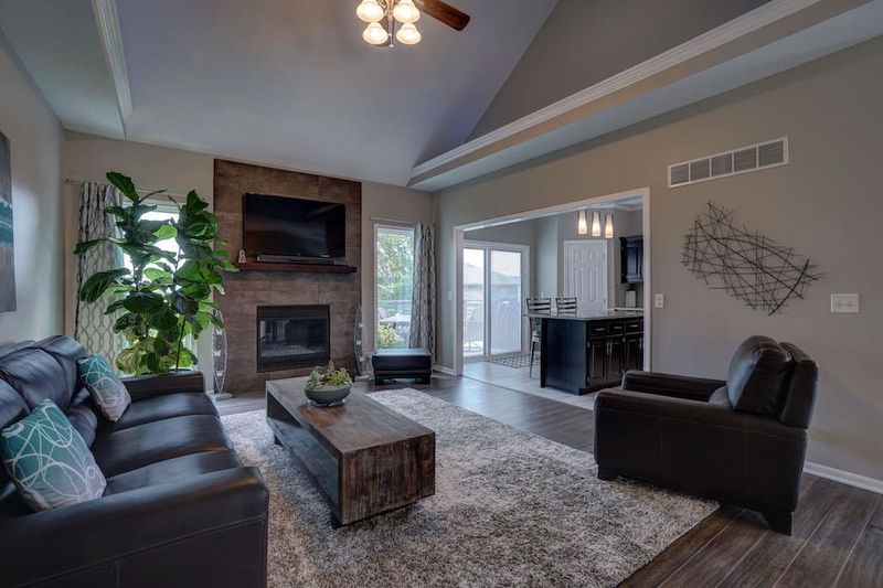 924 N Canyon Dr, Olathe, KS 66061