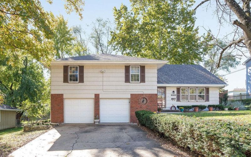 9205 E 52nd St, Kansas City, MO 64133