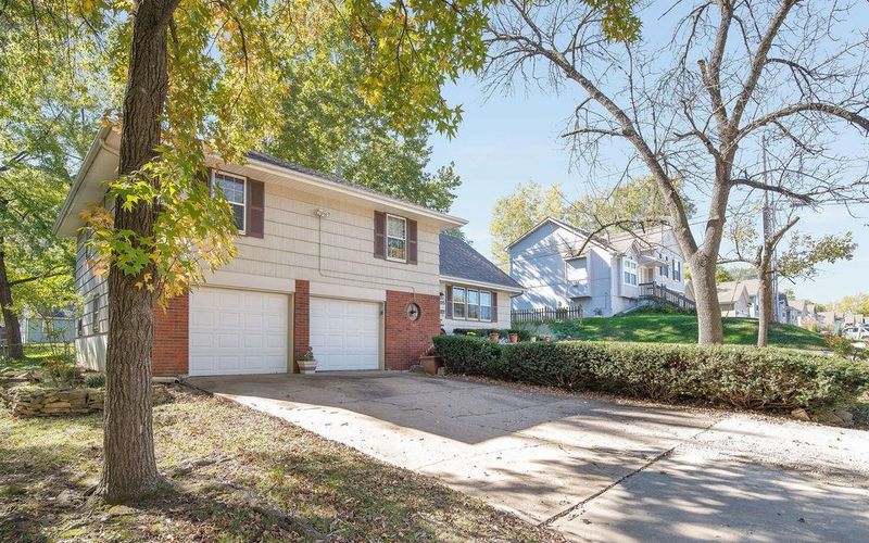 9205 E 52nd St, Kansas City, MO 64133