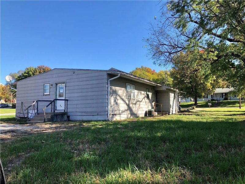 1015 N 14th St, Leavenworth, KS 66048