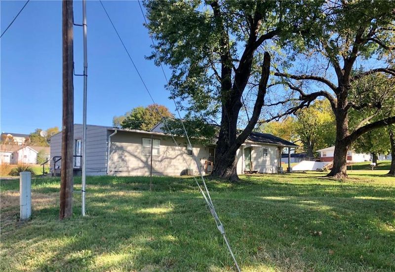 1015 N 14th St, Leavenworth, KS 66048