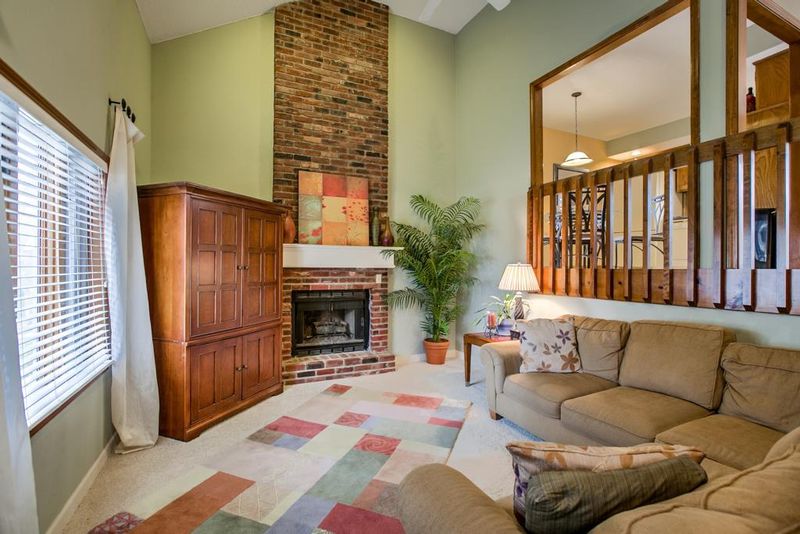 7809 NW 70th St, Kansas City, MO 64152