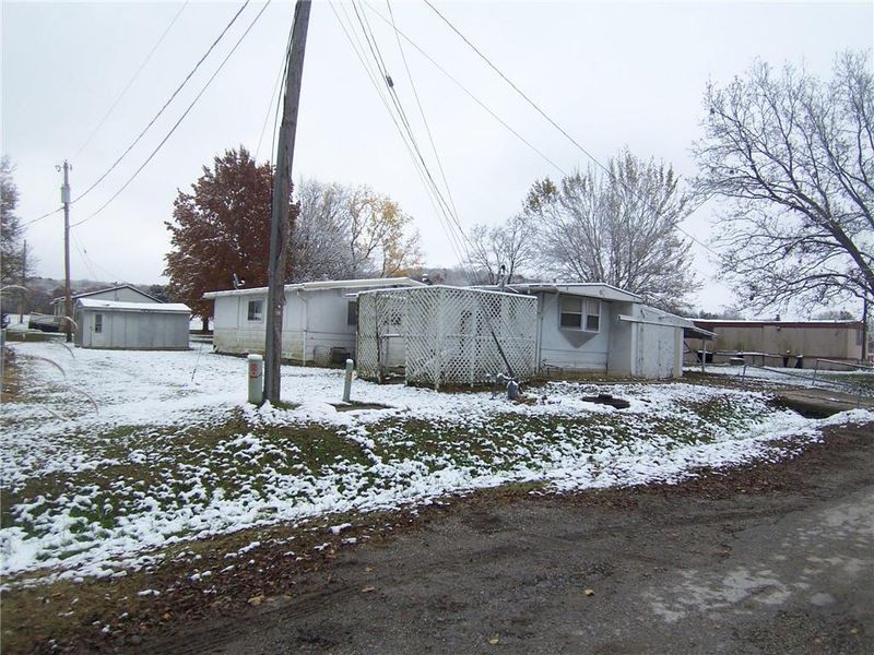 411 S 4th St, Mound City, KS 66056