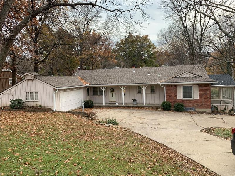 7611 E Gregory Blvd, Kansas City, MO 64133