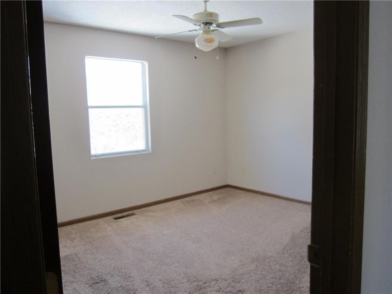905 NE Barnes Dr, Lee's Summit, MO 64086